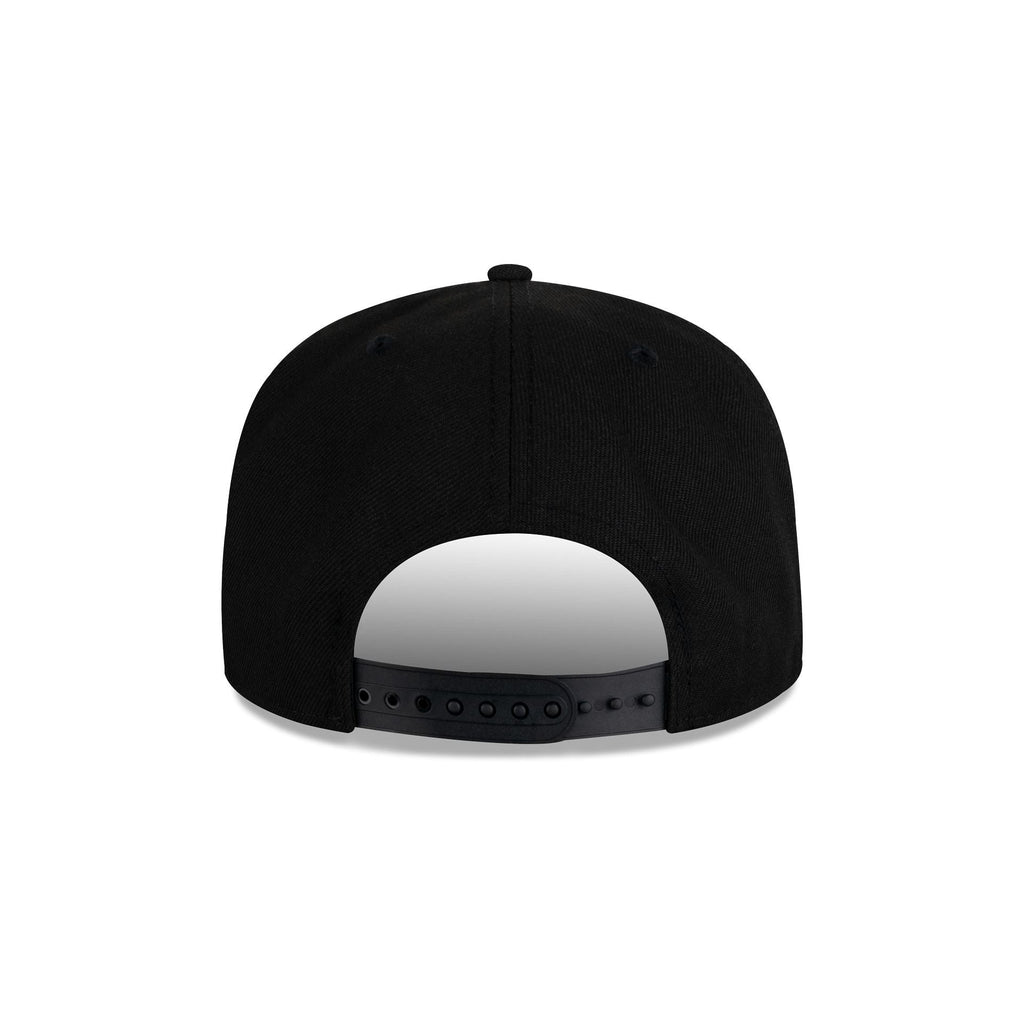 https://cdn.shopify.com/s/files/1/0601/2554/4675/files/60757603_9FIFTY_MLB25950CHIWHI125ANNOTC_CHIWHI_BLK_R.jpg?v=1744202328