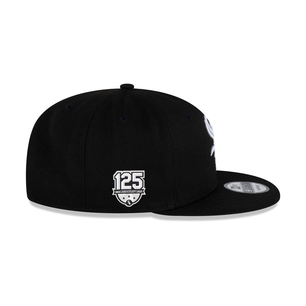 https://cdn.shopify.com/s/files/1/0601/2554/4675/files/60757603_9FIFTY_MLB25950CHIWHI125ANNOTC_CHIWHI_BLK_RSIDE.jpg?v=1744202328