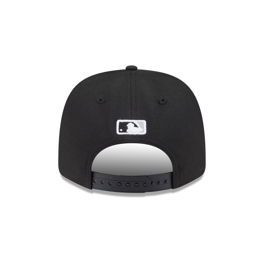 https://cdn.shopify.com/s/files/1/0601/2554/4675/files/60757605_9SEVENTY_MLB25PLREP970SSCHIWHI125ANNGM_CHIWHI_BLK_R.jpg?v=1744202329