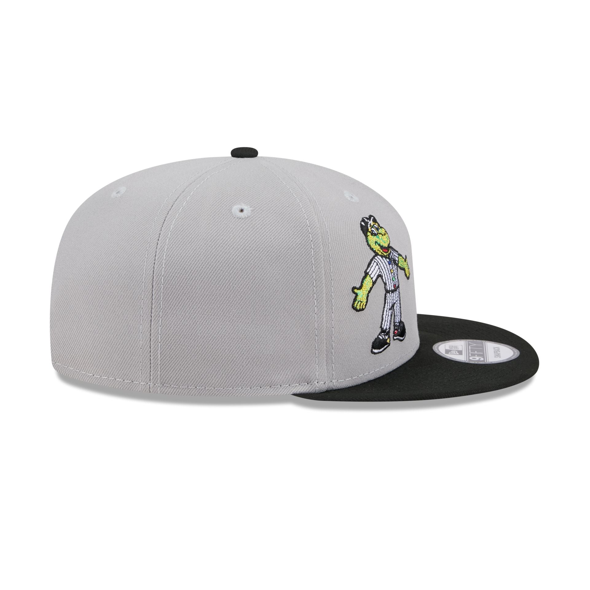 https://cdn.shopify.com/s/files/1/0601/2554/4675/files/60759180_9FIFTY_LifestyleEnergy_CHIWHI_WHI_RSIDE.jpg?v=1749146055