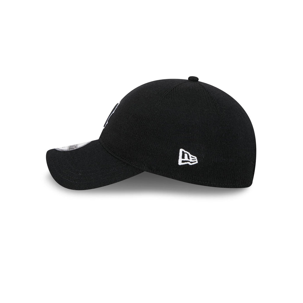 https://cdn.shopify.com/s/files/1/0601/2554/4675/files/60763851_9TWENTY_MERINOWOOL9TWENTY2857_BOSRED_BLK_LSIDE.jpg?v=1756993845