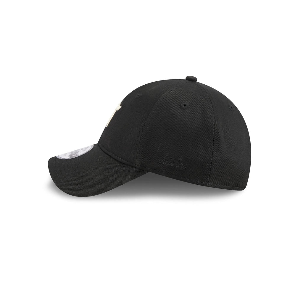 https://cdn.shopify.com/s/files/1/0601/2554/4675/files/60766517_9FORTY_FOG94028864_CHIWHI_BLK_LSIDE.jpg?v=1753277894