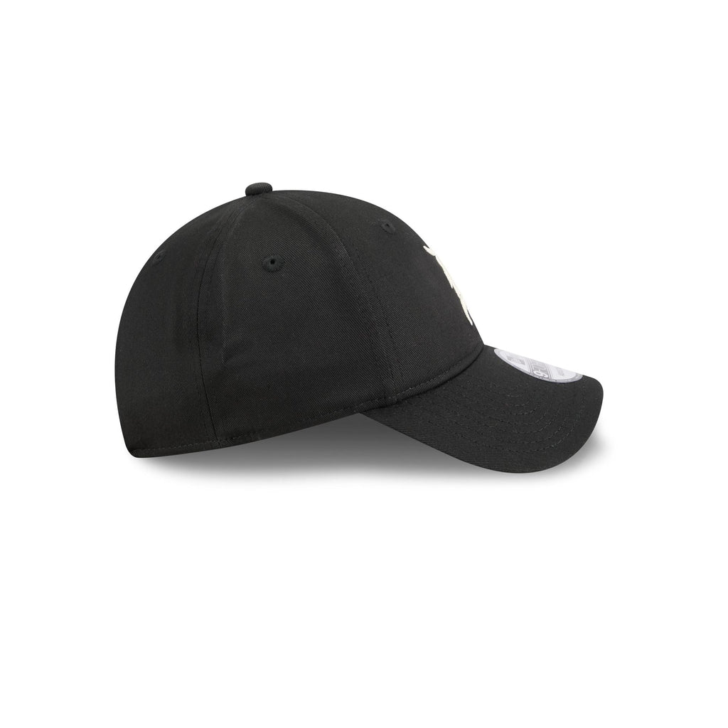 https://cdn.shopify.com/s/files/1/0601/2554/4675/files/60766517_9FORTY_FOG94028864_CHIWHI_BLK_RSIDE.jpg?v=1753277894
