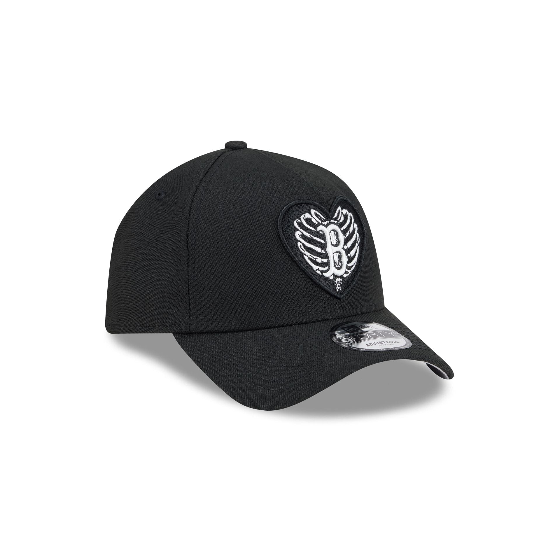 https://cdn.shopify.com/s/files/1/0601/2554/4675/files/60832733_9FORTYAF_LifestyleEnergy_BOSRED_BLK_3QR.jpg?v=1759858795