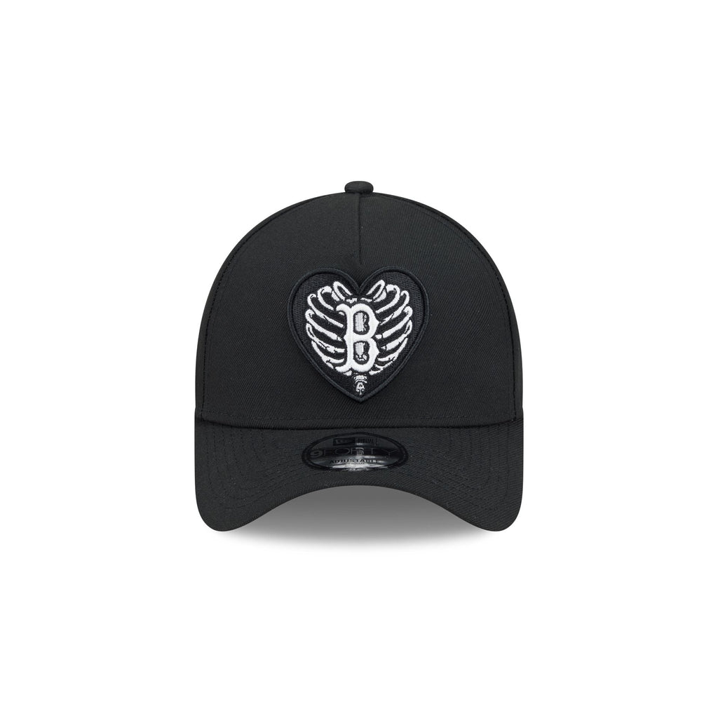 https://cdn.shopify.com/s/files/1/0601/2554/4675/files/60832733_9FORTYAF_LifestyleEnergy_BOSRED_BLK_F.jpg?v=1759858795