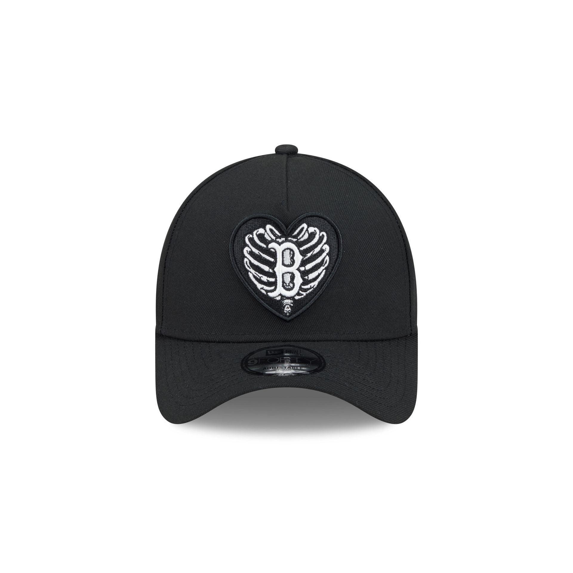 https://cdn.shopify.com/s/files/1/0601/2554/4675/files/60832733_9FORTYAF_LifestyleEnergy_BOSRED_BLK_F.jpg?v=1759858795