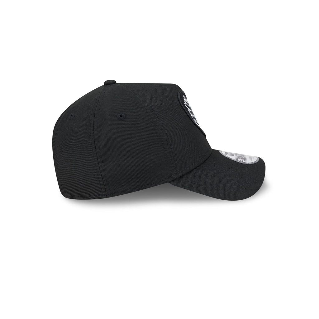 https://cdn.shopify.com/s/files/1/0601/2554/4675/files/60832733_9FORTYAF_LifestyleEnergy_BOSRED_BLK_RSIDE.jpg?v=1759858795