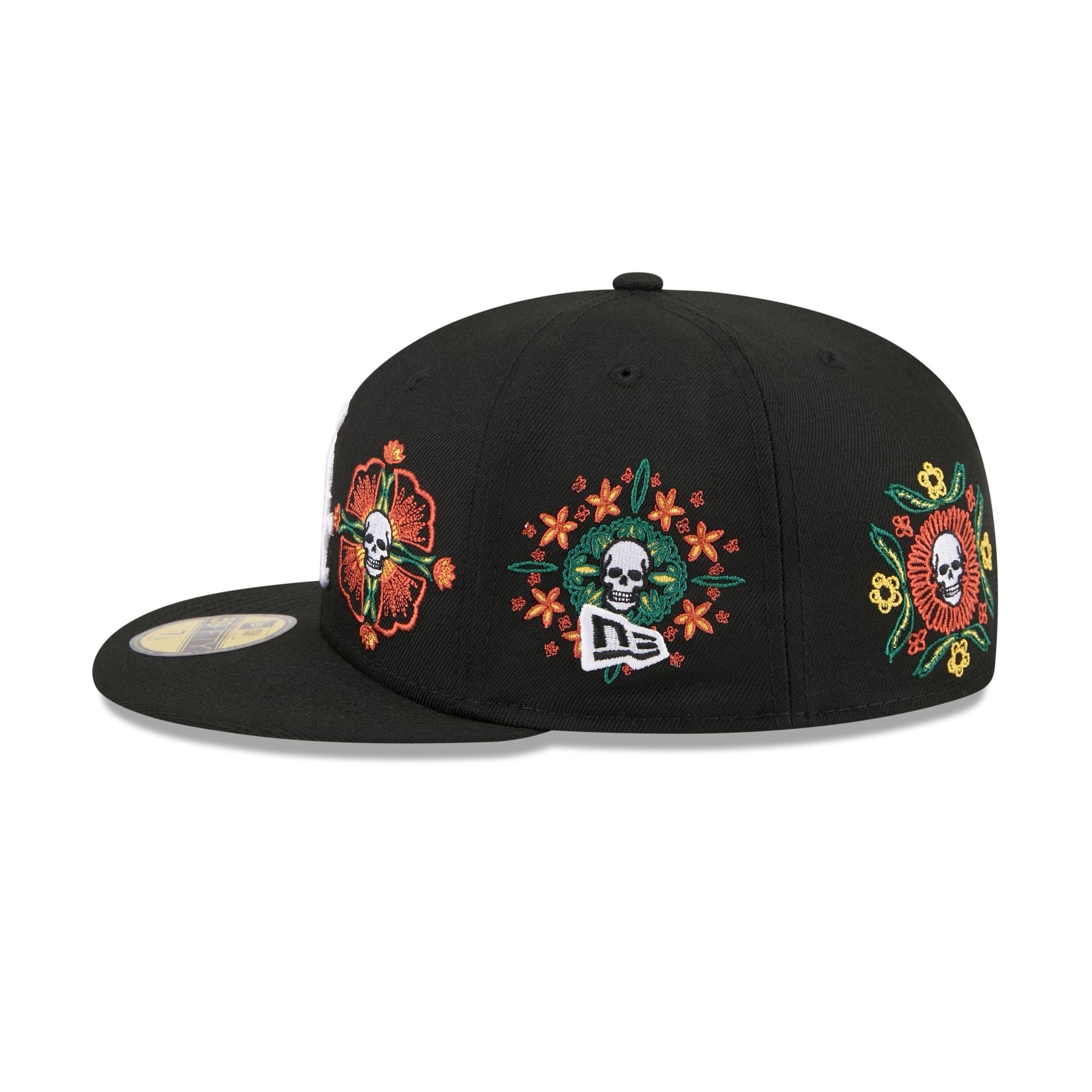 https://cdn.shopify.com/s/files/1/0601/2554/4675/files/60832778_59FIFTY_LifestyleEnergy_CHIWHI_BLK_LSIDE.jpg?v=1760914192