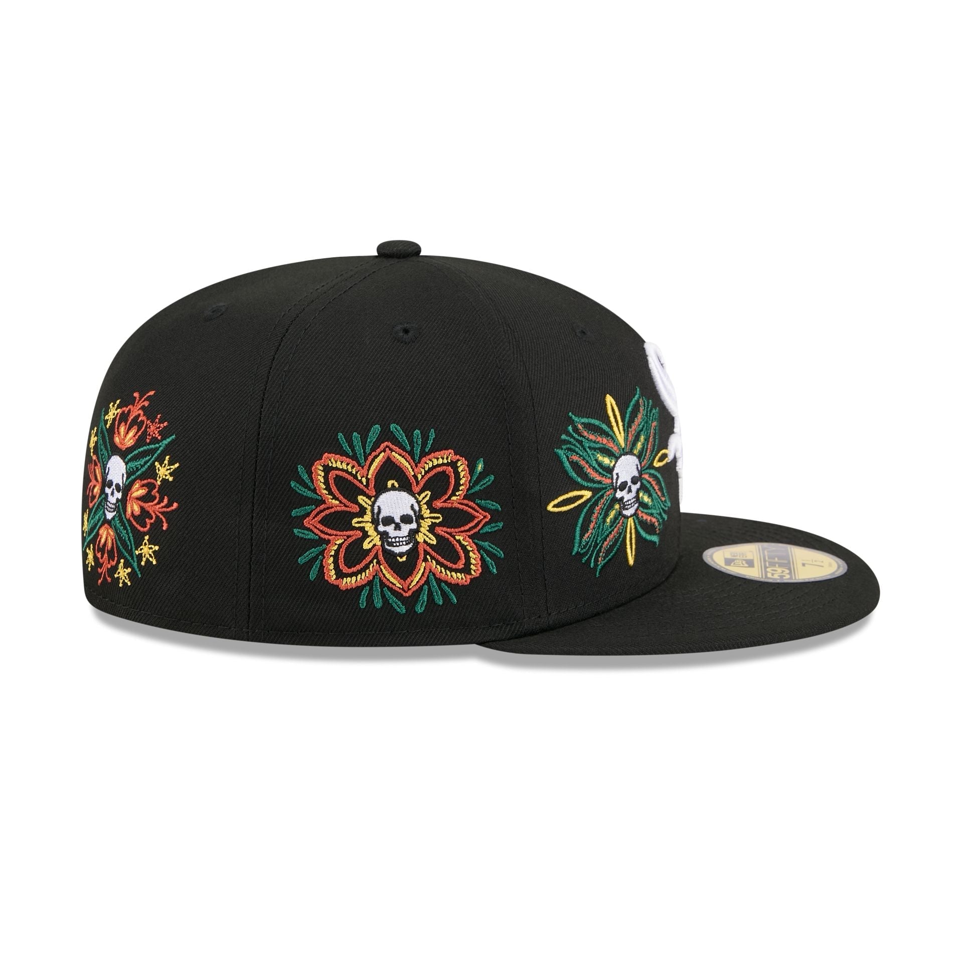 https://cdn.shopify.com/s/files/1/0601/2554/4675/files/60832778_59FIFTY_LifestyleEnergy_CHIWHI_BLK_RSIDE.jpg?v=1760914192