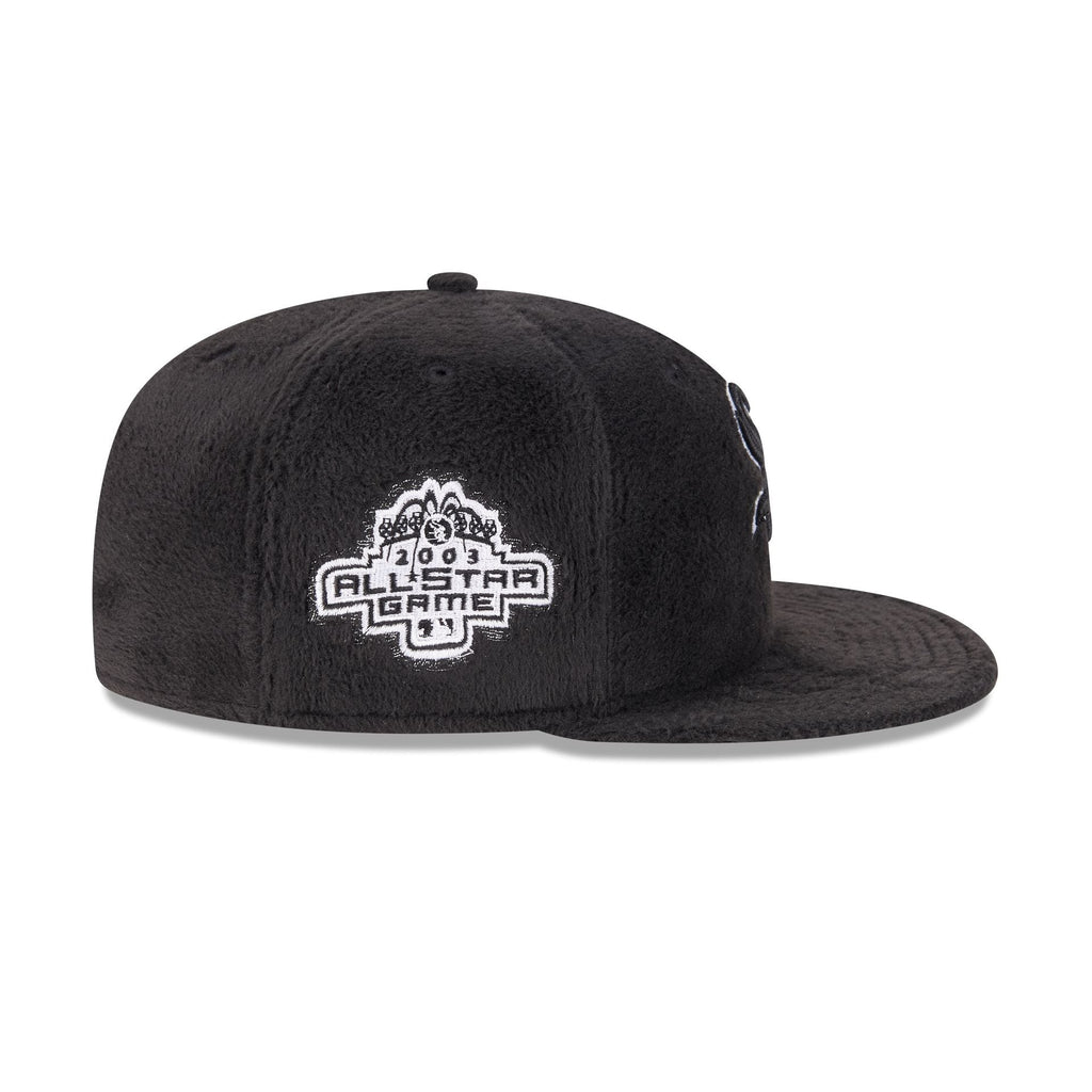 https://cdn.shopify.com/s/files/1/0601/2554/4675/files/60832810_59FIFTY_LifestyleEnergy_CHIWHI_BLK_RSIDE.jpg?v=1764616396