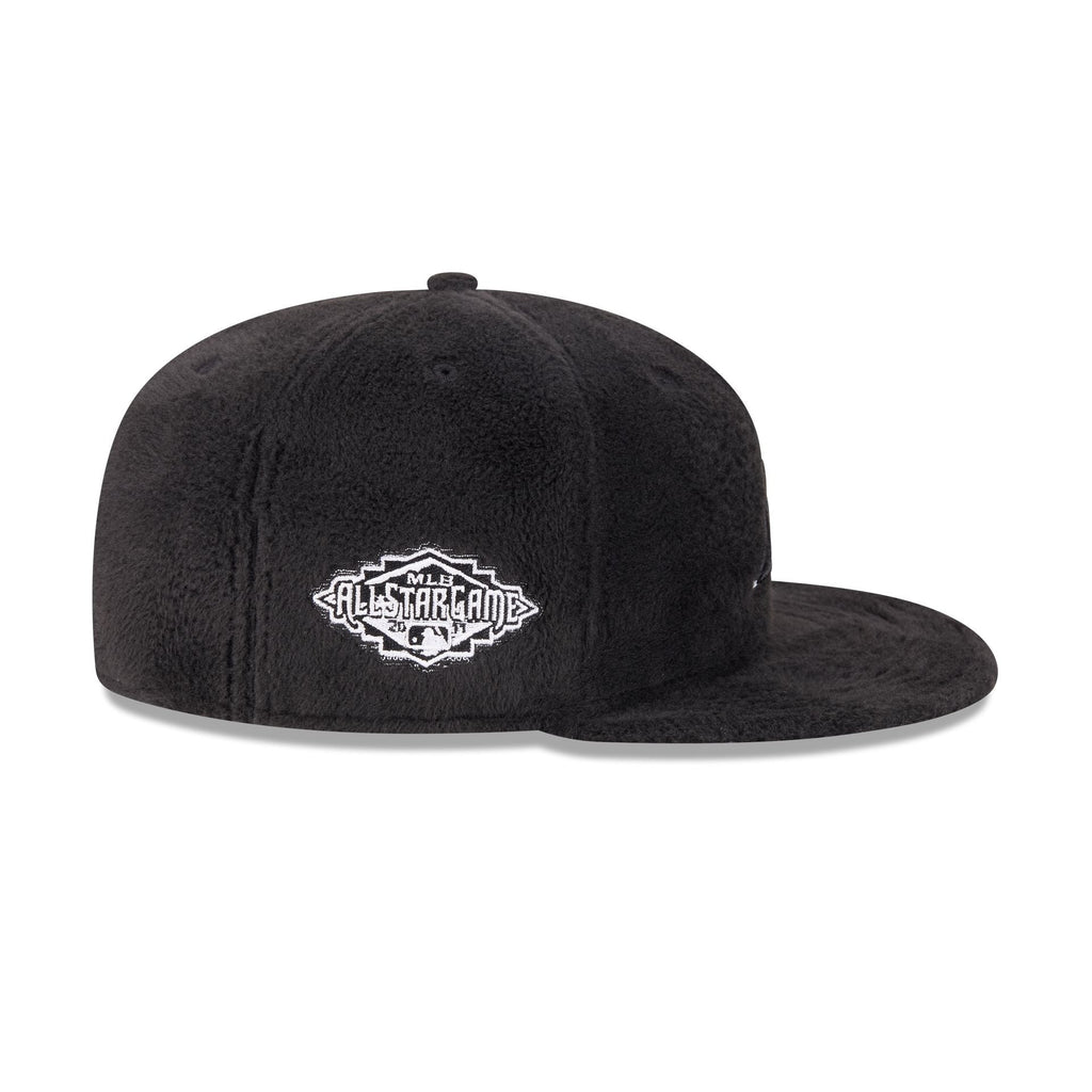 https://cdn.shopify.com/s/files/1/0601/2554/4675/files/60832814_59FIFTY_LifestyleEnergy_ARIDIA_BLK_RSIDE.jpg?v=1764616396