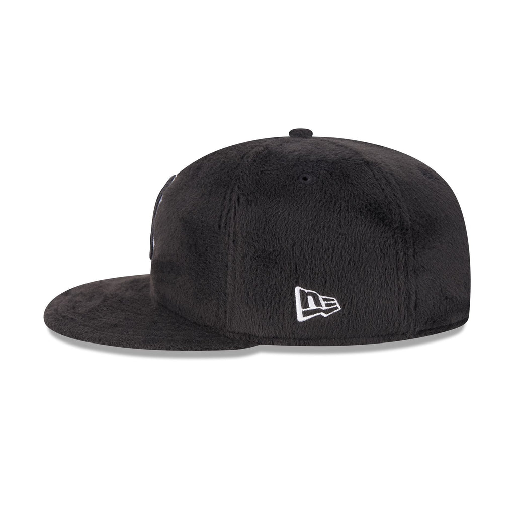 https://cdn.shopify.com/s/files/1/0601/2554/4675/files/60832816_59FIFTY_LifestyleEnergy_BOSRED_BLK_LSIDE.jpg?v=1764616395
