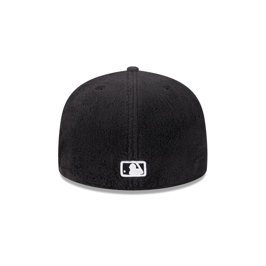https://cdn.shopify.com/s/files/1/0601/2554/4675/files/60832816_59FIFTY_LifestyleEnergy_BOSRED_BLK_R.jpg?v=1764616395