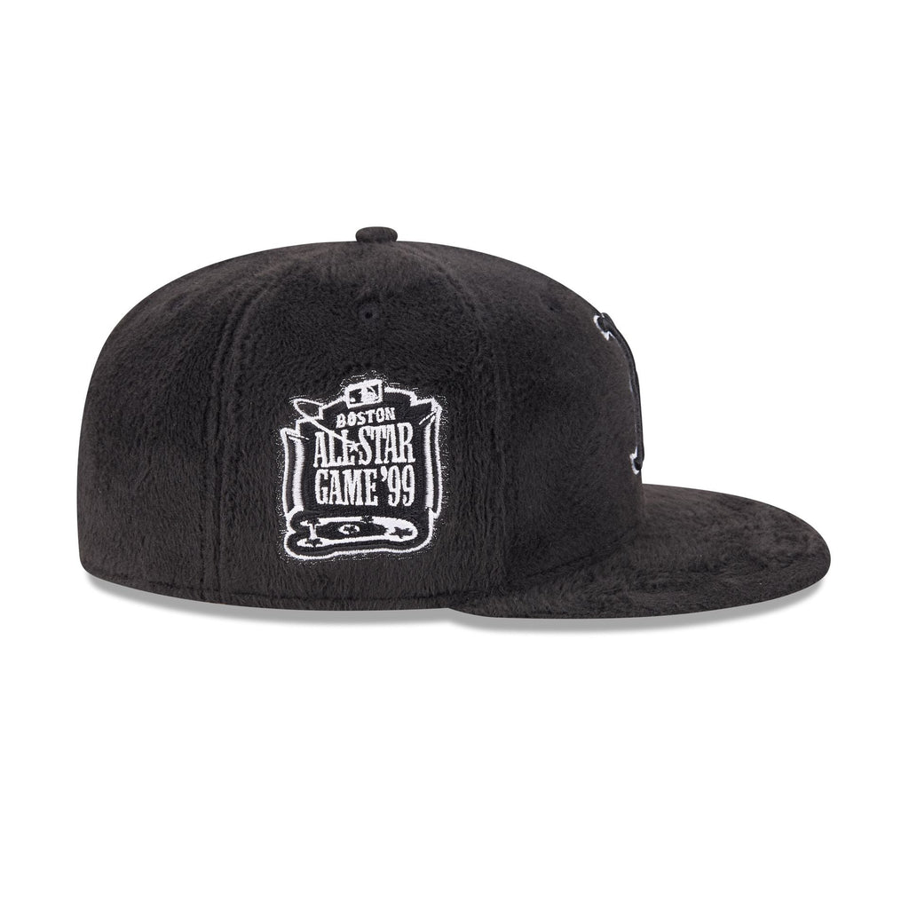 https://cdn.shopify.com/s/files/1/0601/2554/4675/files/60832816_59FIFTY_LifestyleEnergy_BOSRED_BLK_RSIDE.jpg?v=1764616395