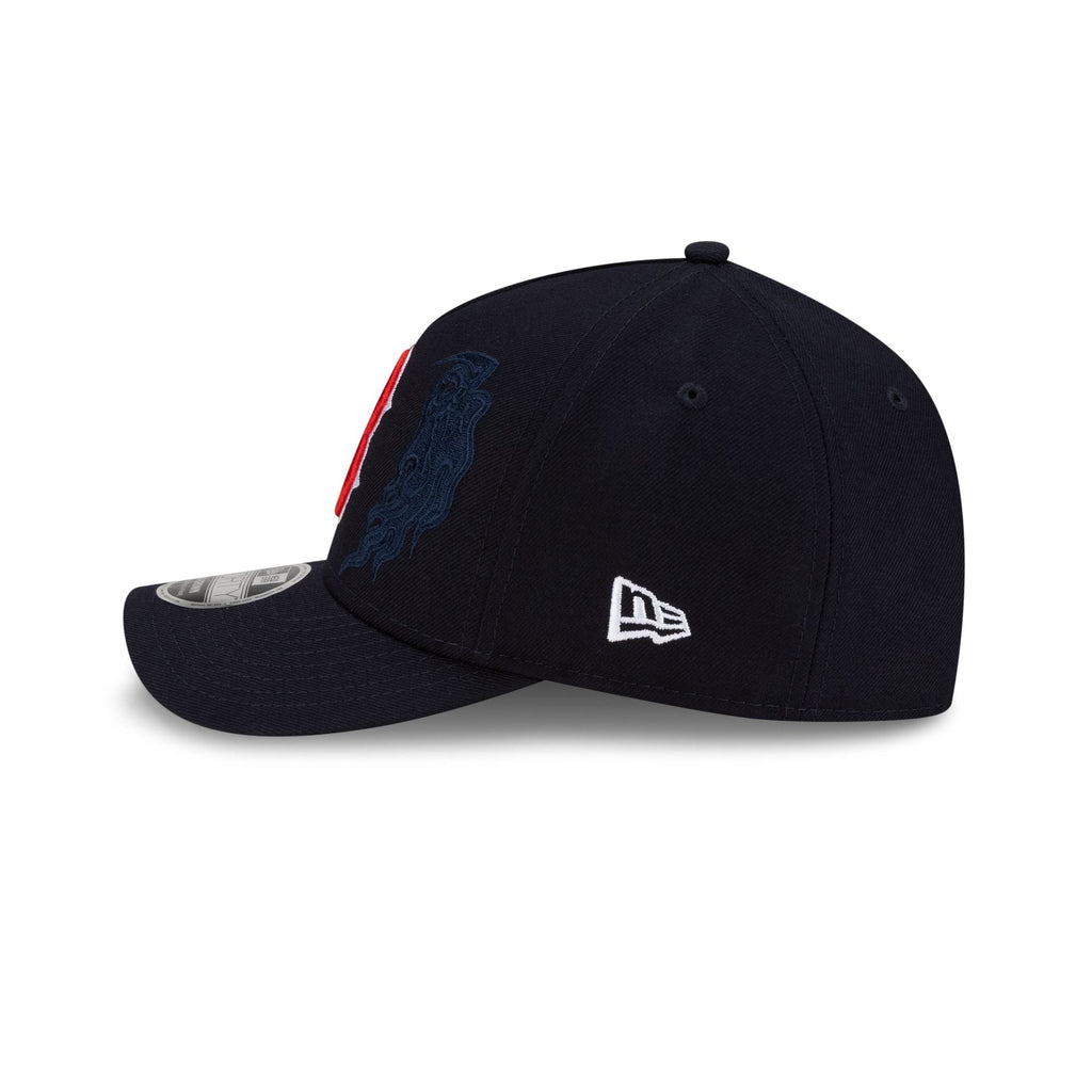 https://cdn.shopify.com/s/files/1/0601/2554/4675/files/60846834_9FORTYMCAF_COLLAB25_MLBXWARRENLOTAS_BOSRED_NAVY_LSIDE.jpg?v=1759259767