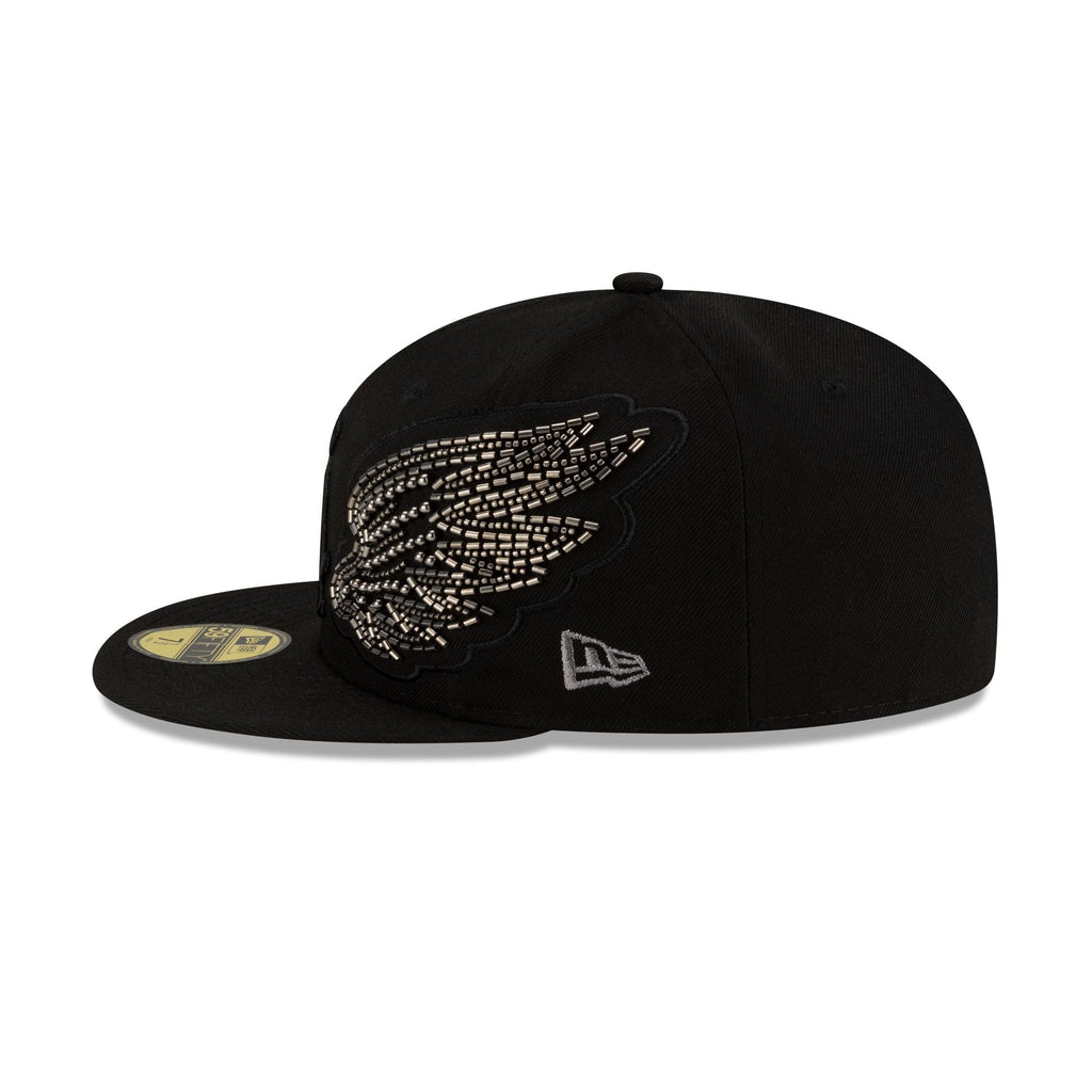 https://cdn.shopify.com/s/files/1/0601/2554/4675/files/60847392_59FIFTY_INTL25_EMEA_NOVCUSTOMS_CHIWHI_BLACK_LSIDE.jpg?v=1767715960