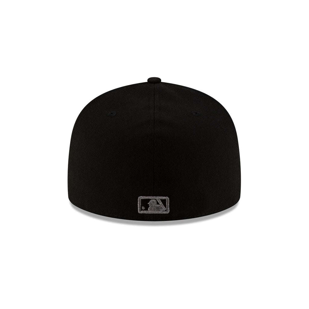 https://cdn.shopify.com/s/files/1/0601/2554/4675/files/60847392_59FIFTY_INTL25_EMEA_NOVCUSTOMS_CHIWHI_BLACK_R.jpg?v=1767715960