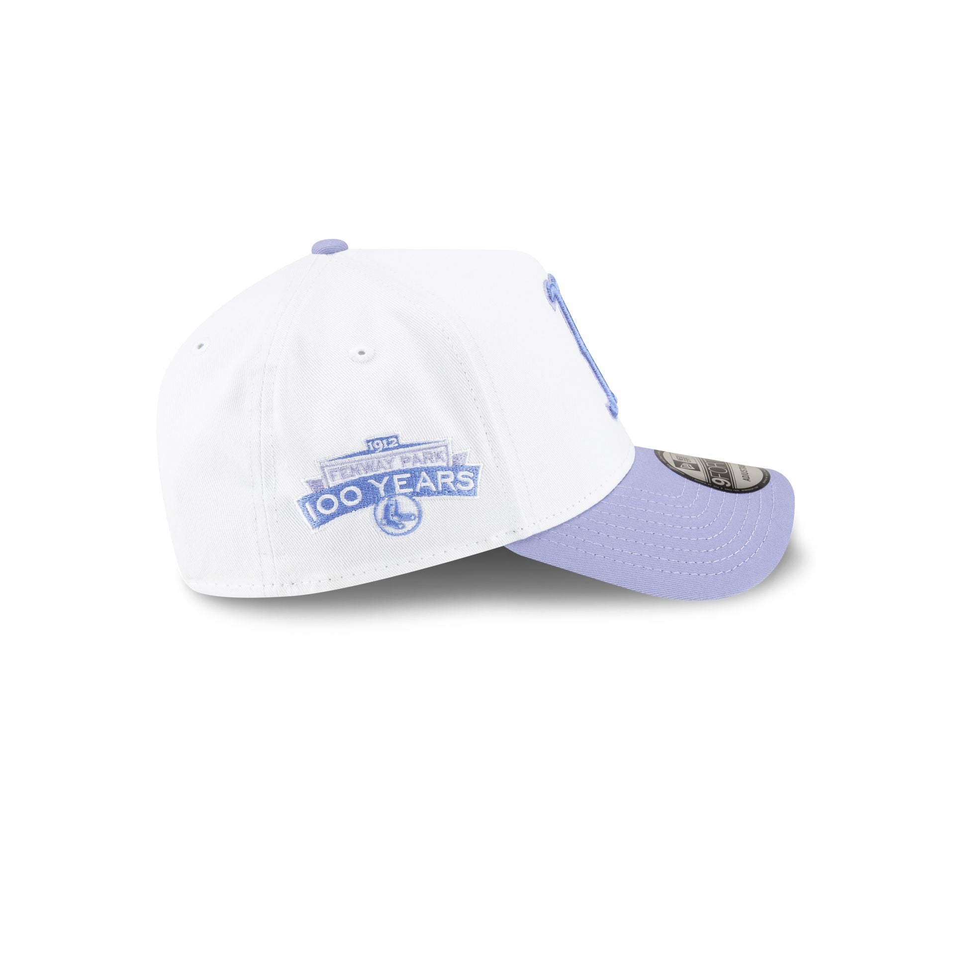 https://cdn.shopify.com/s/files/1/0601/2554/4675/files/70845377_9FORTYAF_SPRING24_BOSREDCO_WHT_RSIDE.jpg?v=1713980369