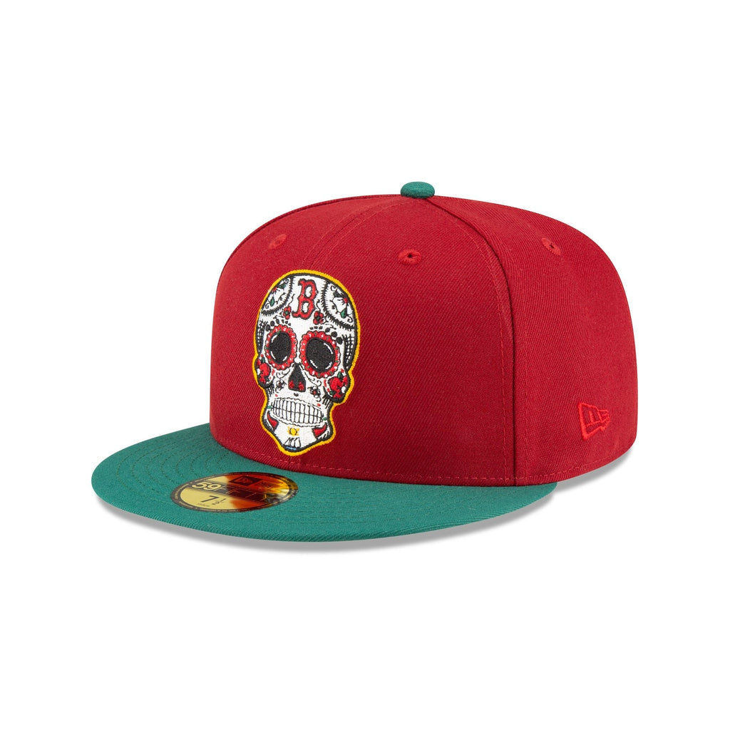 https://cdn.shopify.com/s/files/1/0601/2554/4675/files/70854531_59FIFTY_SUGARSKULL_BOSRED_SCA_3QL.jpg?v=1712859290