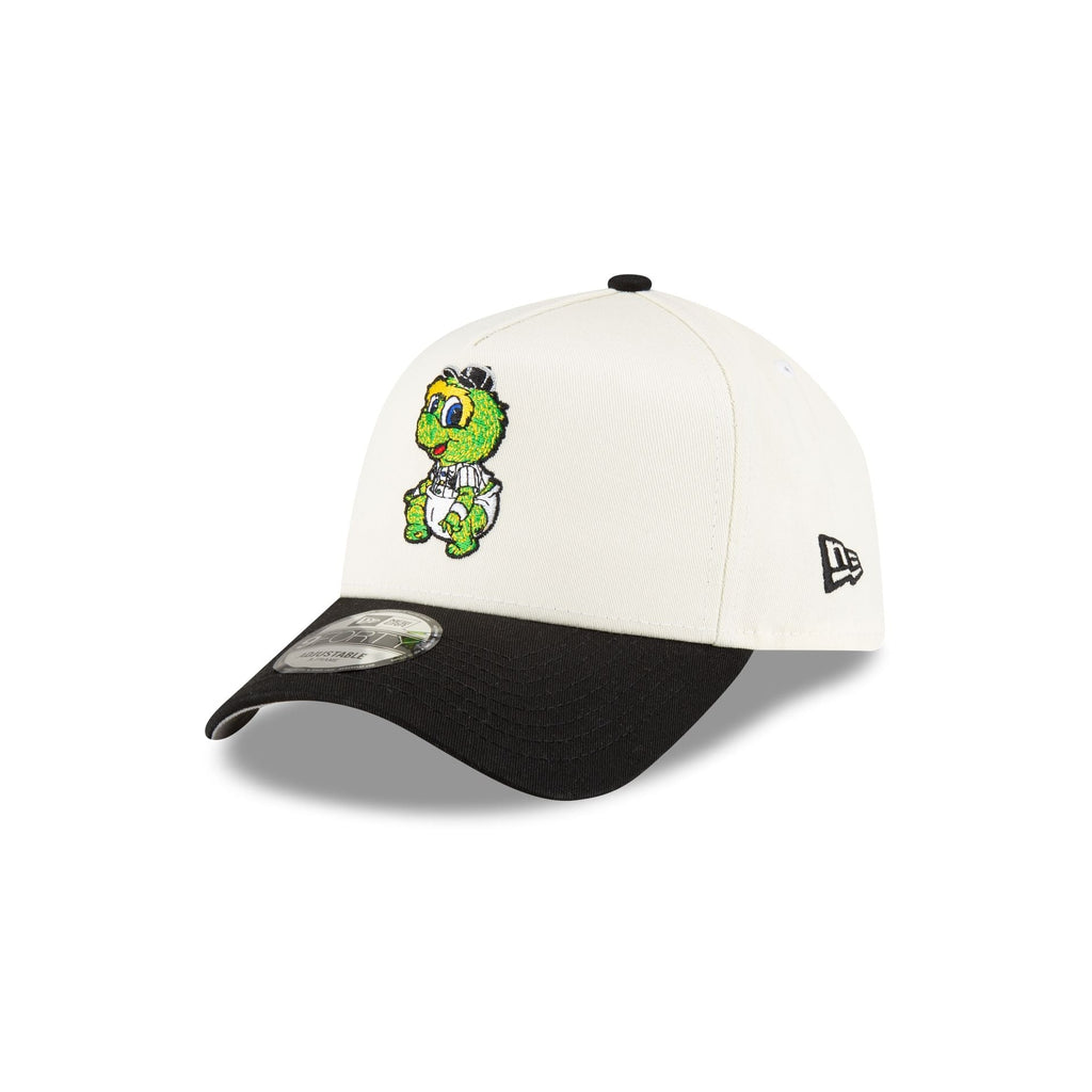 https://cdn.shopify.com/s/files/1/0601/2554/4675/files/70873772_9FORTYAF_MLBMINIMASCOT_CHIWHICO_WHT_3QL.jpg?v=1719412090