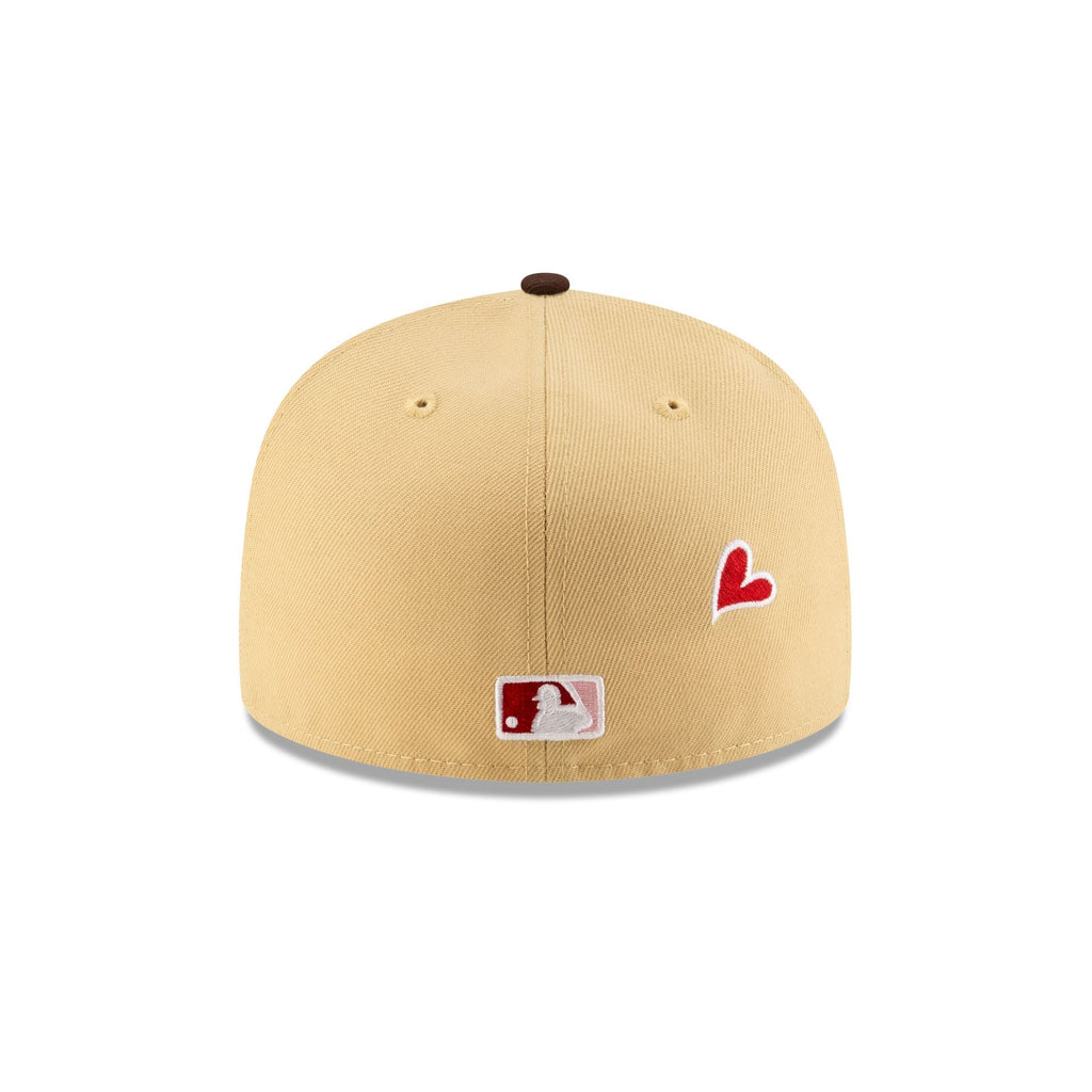 https://cdn.shopify.com/s/files/1/0601/2554/4675/files/70918501_59FIFTY_JUSTCAPS_ROSES_ARIDIA_TAN_R.jpg?v=1737469337