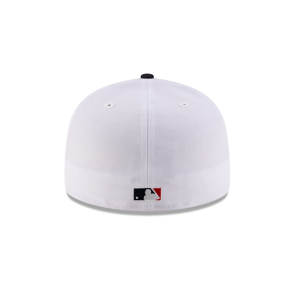 https://cdn.shopify.com/s/files/1/0601/2554/4675/files/70929145_59FIFTY_MLBMASCOT_25_BOSSCACO_WHT_R.jpg?v=1741802266