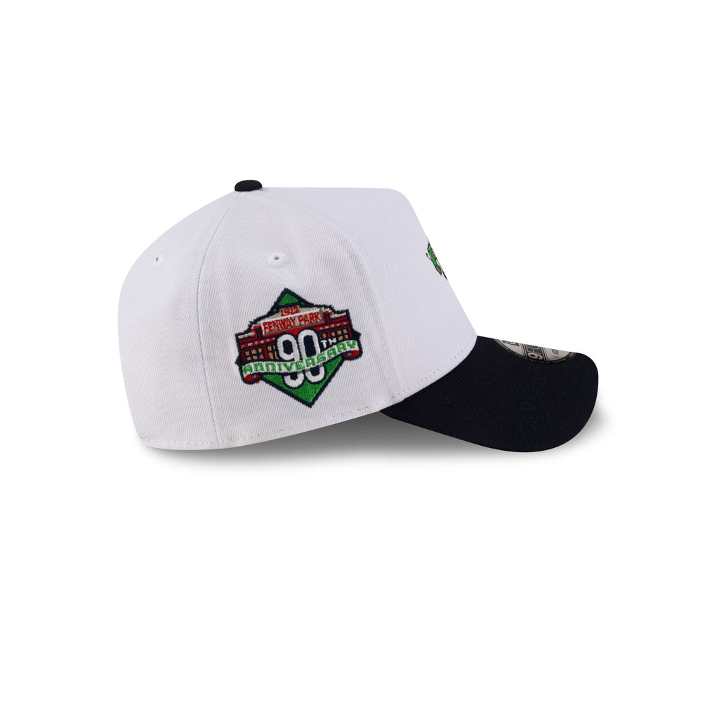 https://cdn.shopify.com/s/files/1/0601/2554/4675/files/70931208_9FORTYAFRAME_MLBMASCOT_25_BOSSCACO_WHT_RSIDE.jpg?v=1741802262