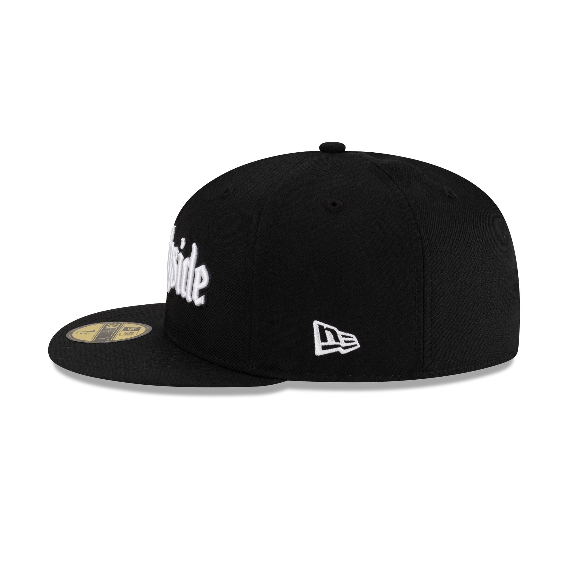 https://cdn.shopify.com/s/files/1/0601/2554/4675/files/70946223_59FIFTY_JUSTCAPS_GOTHICSCRIPT_CHIWHI_BLK_LSIDE.jpg?v=1749501422