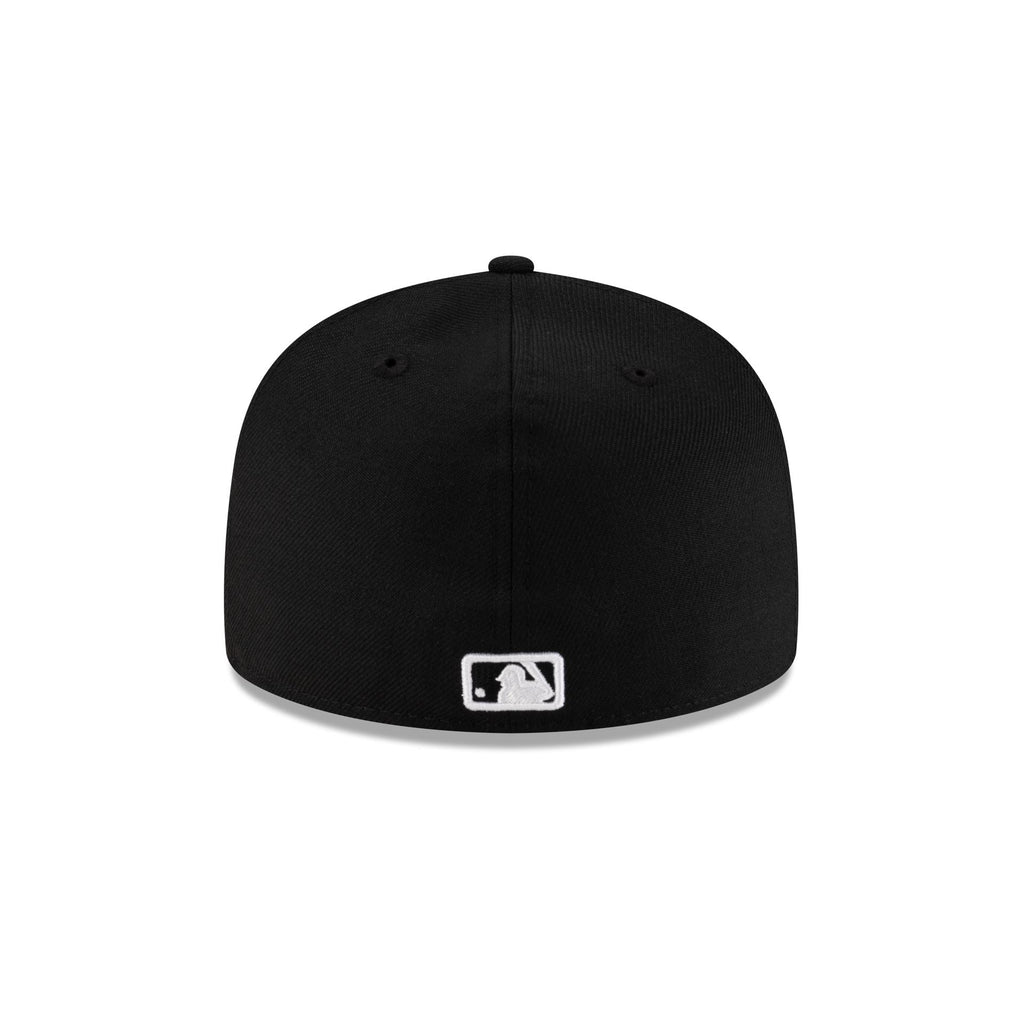 https://cdn.shopify.com/s/files/1/0601/2554/4675/files/70946223_59FIFTY_JUSTCAPS_GOTHICSCRIPT_CHIWHI_BLK_R.jpg?v=1749501422