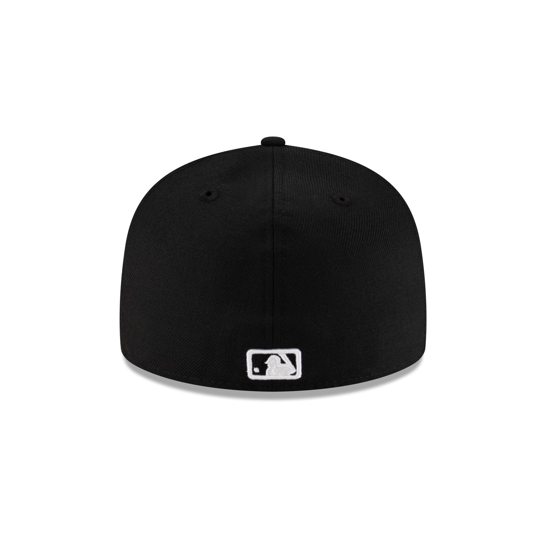 https://cdn.shopify.com/s/files/1/0601/2554/4675/files/70946223_59FIFTY_JUSTCAPS_GOTHICSCRIPT_CHIWHI_BLK_R.jpg?v=1749501422
