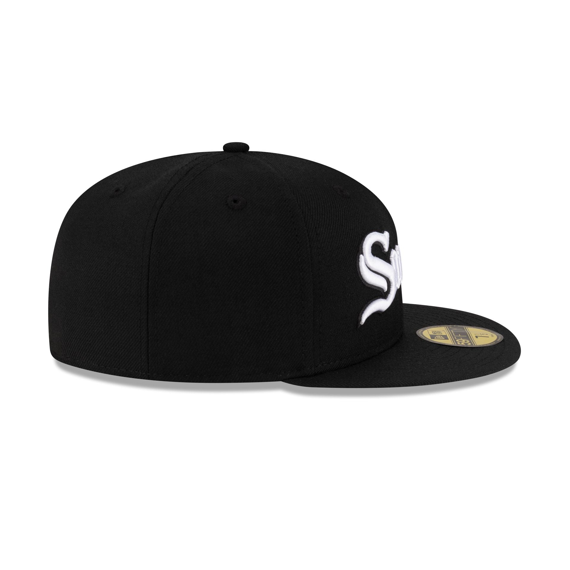 https://cdn.shopify.com/s/files/1/0601/2554/4675/files/70946223_59FIFTY_JUSTCAPS_GOTHICSCRIPT_CHIWHI_BLK_RSIDE.jpg?v=1749501422