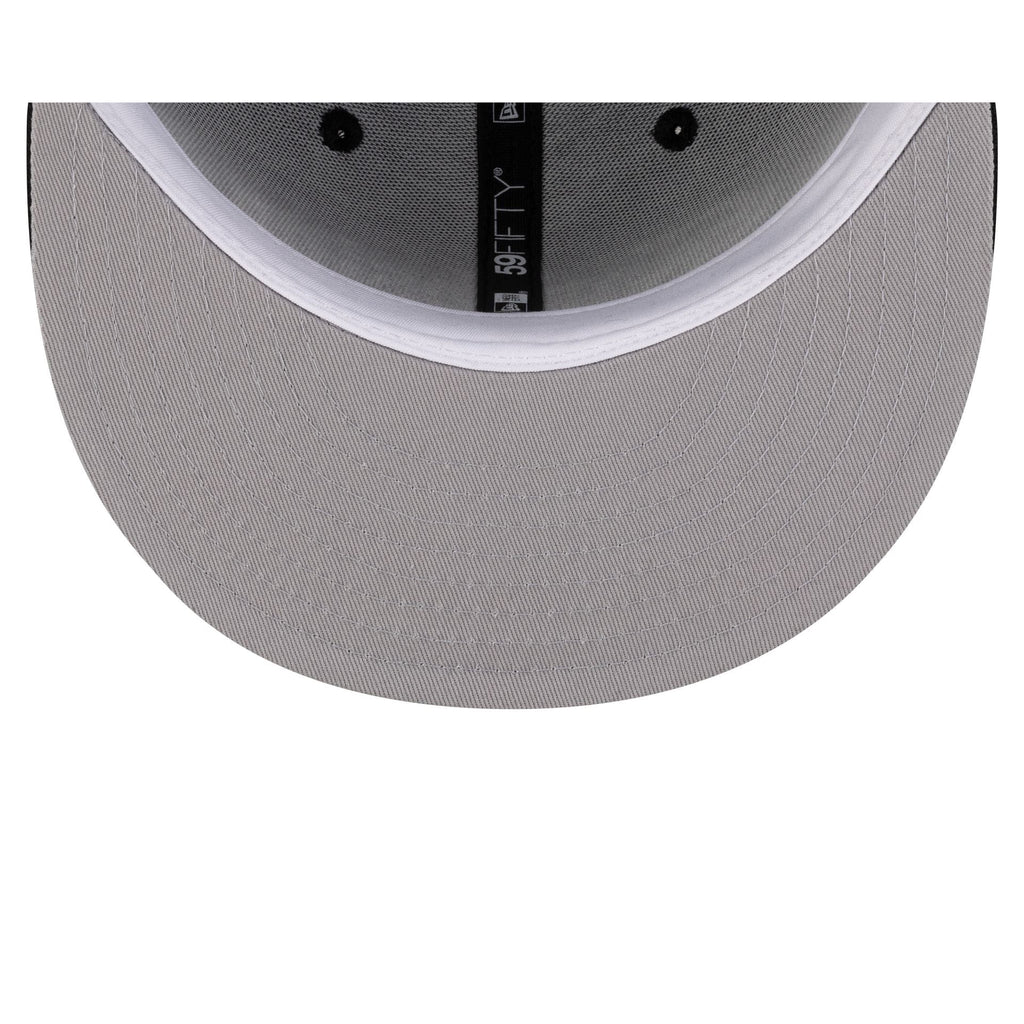 https://cdn.shopify.com/s/files/1/0601/2554/4675/files/70946223_59FIFTY_JUSTCAPS_GOTHICSCRIPT_CHIWHI_BLK_UV.jpg?v=1749501422